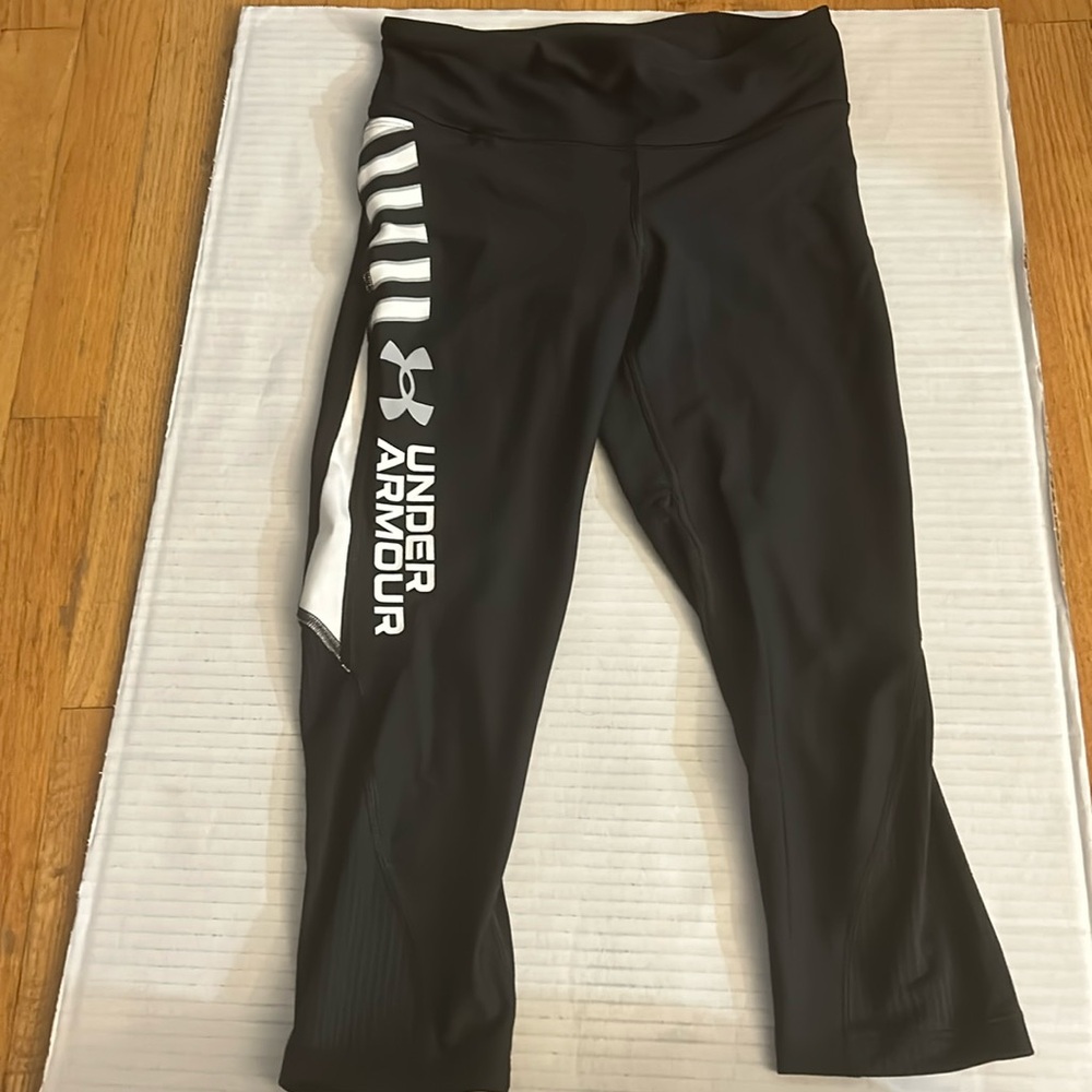 Under armor spandex capri work out / cycling pants. Size S p